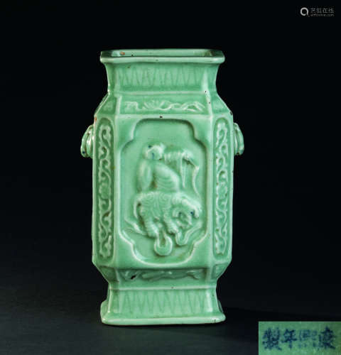 清代（1644-1911） 豆青釉文殊普贤菩萨纹双蝠耳瓶
