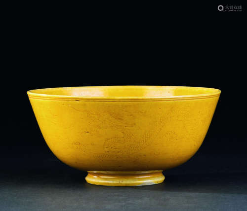清代（1644-1911） 黄釉暗刻云龙纹碗