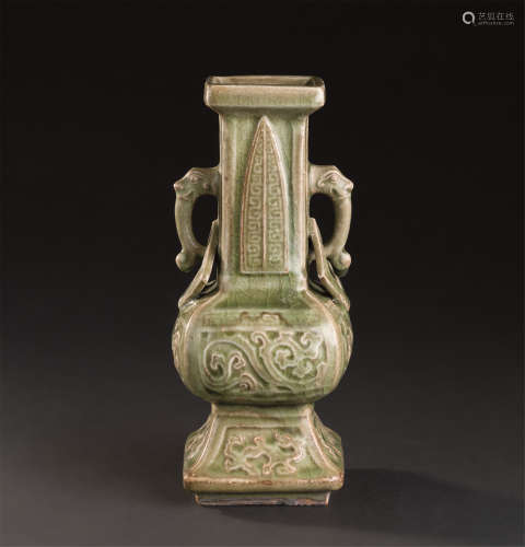 明代（1368-1644） 龙泉窑螭龙纹双兽环耳瓶