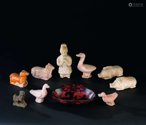 唐代（618-907） 各式大漆双凤纹羽觞杯 陶加彩狮钮印章 陶人俑 陶獣俑 （十件一组）