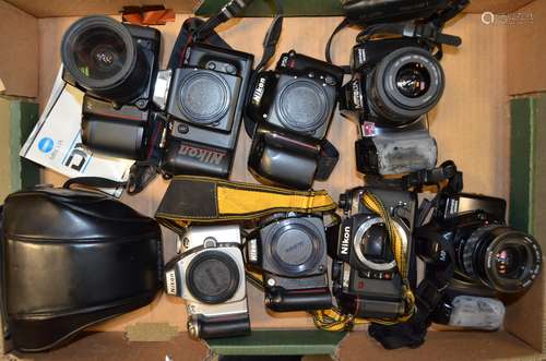 A Tray of Nikon and Minolta SLR Bodies, including Minolta Dynax 7000i (2 examples with lenses),