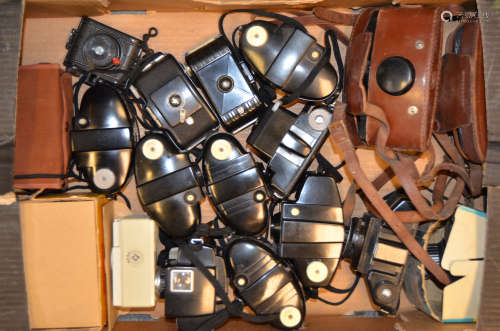 A Tray of Bakelite and Plastic Bodied Cameras, Brownie 127, Brownie Cresta, Brownie Twin 20, Kodak