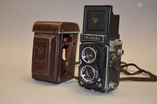 A Seagull Roll Film TLR Camera, serial no 4BI-901019, shutter working, condition G, with maker's