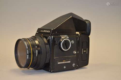 A Bronica SQ 6 x 6cm Roll Film SLR Camera, body serial no 1107698, condition P, missing crank handle