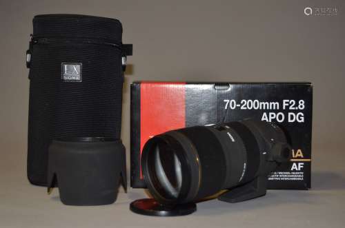 A Sigma EX 70-200mm f/2.8 APO DG HSM Lens, serial no 6001977, for Nikon AF D mount, barrel VG,