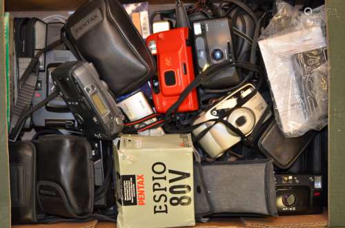 A Tray of 35mm Plastic Compact Cameras, Boots, Fujifilm, Kodak, Panasonic , Minolta Vectis, Miranda,