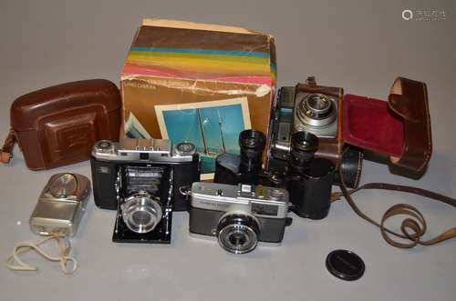 A Zeiss Ikon Ikonta M Folding Camera, type 524/16, serial no W70732, Novar Anastigmat 75mm f/4.5