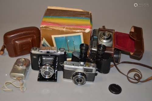 A Zeiss Ikon Ikonta M Folding Camera, type 524/16, serial no W70732, Novar Anastigmat 75mm f/4.5