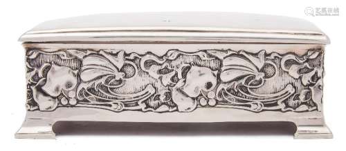 An Edward VII silver cigarette box, maker Joseph Rogers & Sons, Sheffield,
