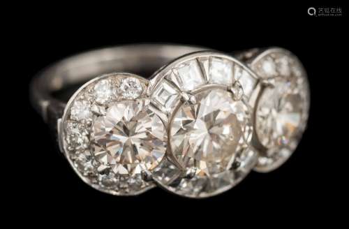 A graduated diamond triple cluster ring: the three principal,