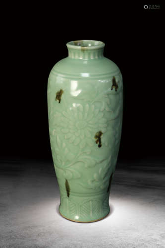 明  龍泉釉鷓鴣斑剔菊紋瓶