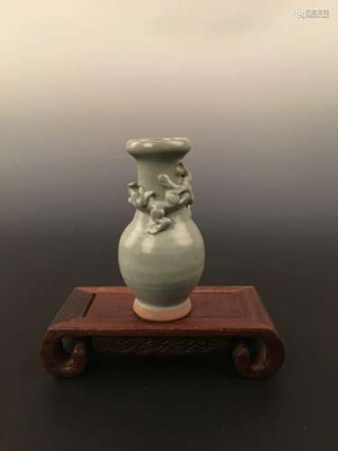 A Chinese Long-Quan Celadon-glazed Dragon Jar