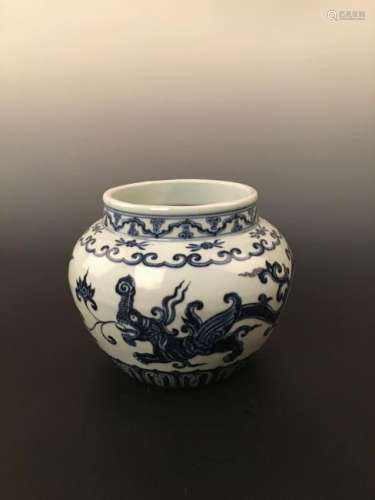 While-Blue XiangCaoLong Pattern Jar