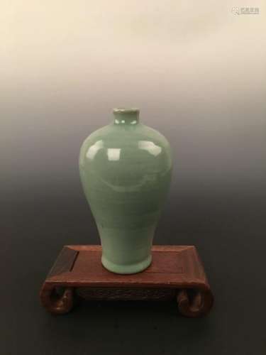Chinese LongQuan Celadon Glazed MeiPing