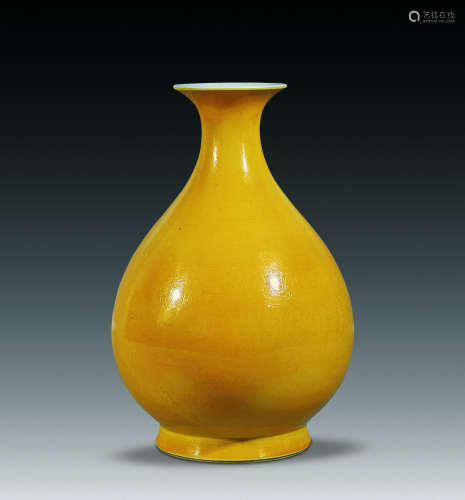 18世纪 黄釉玉壶春瓶