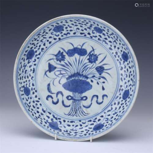 CHINESE PORCELAIN BLUE AND WHITE FLOWER CHARGER