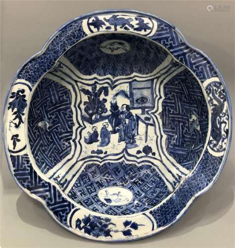 CHINESE PORCELAIN BLUE AND WHITE FLOWER CHARGER