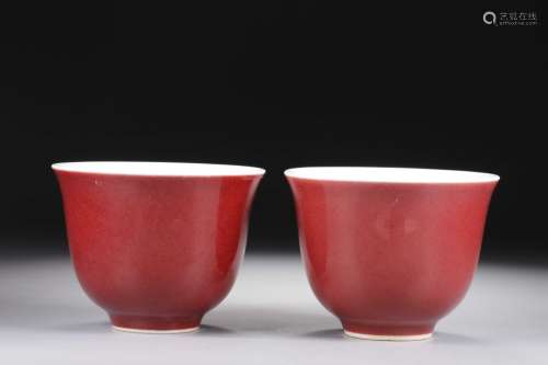 A PAIR OFRED GALZE CUPS, XUANDE MARK