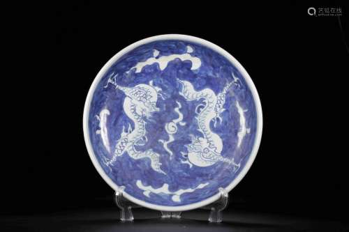 A BLUE AND WHITE 'DRAGON' CHARGER