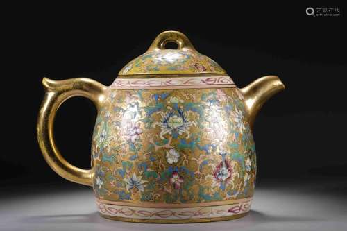 A GILT-DECORATED FAMILLE ROSE TEA POT