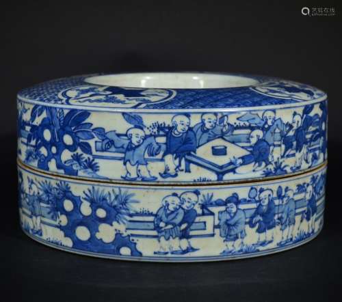 A BLUE AND WHITE COURT BEAD BOX AND COVER
