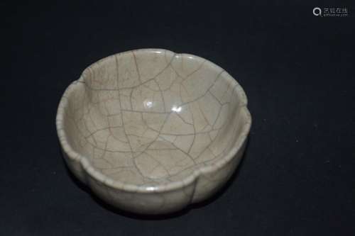 A GE YAO PETAL-FORM BOWL