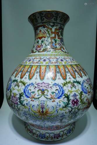 A Magnificent Famille Rose Porcelain Vase