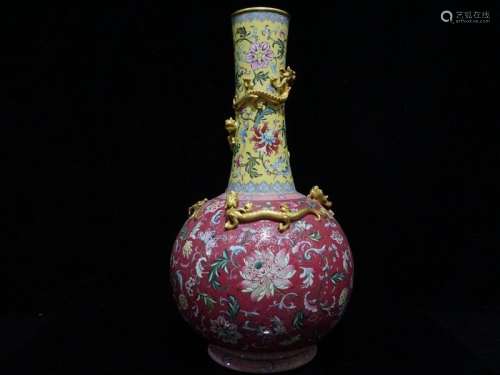 A Magnificent Famille Rose Porcelain Vase