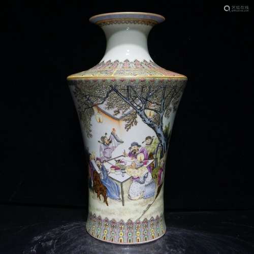 An Exquisite Famille Rose Porcelain Vase