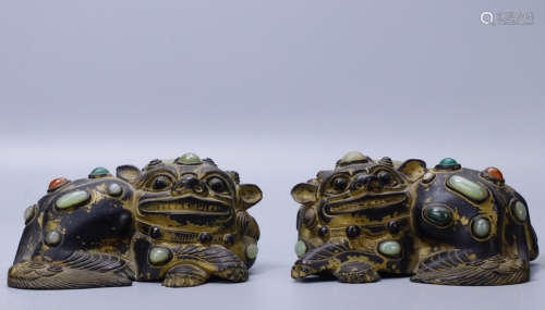 17-19TH CENTURY, A PAIR OF BEAST DESIGN GILT BRONZE FIGURES, QING DYNASTY