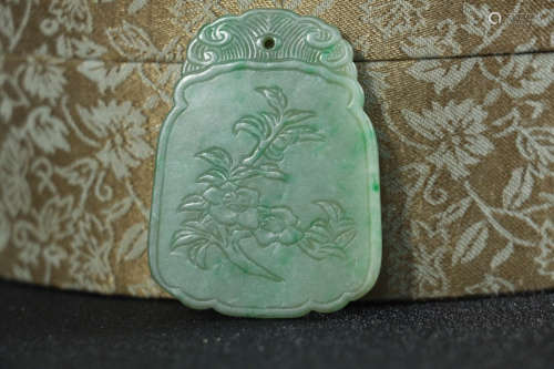 AN OLD TIBETAN JADEITE PENDANT