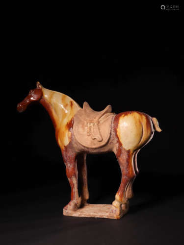 (618-907 CE) A TANG TRI-COLOR GLAZED HORSE STATUE, TANG DYNASTY