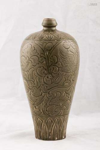 A CHINESE MEIPING CELADON PORCELAIN VASE