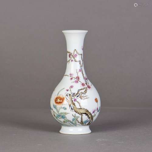 A CHINESE FAMILLE ROSE PORCELAIN VASE