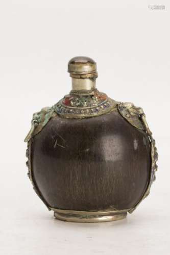 A CARVED SNUFF BOTTLE