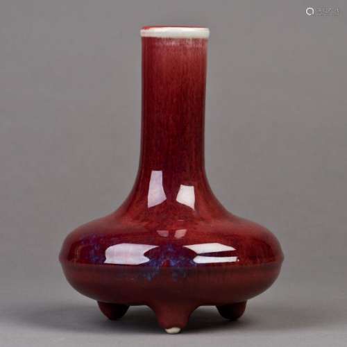 A GLOBULAR PORCELAIN VASE