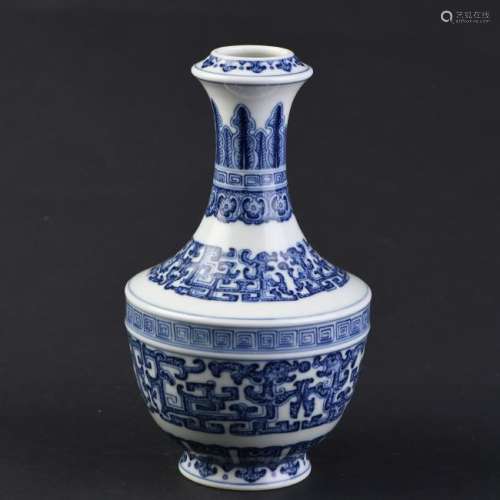 A BLUE AND WHITE BOTTLE VASE