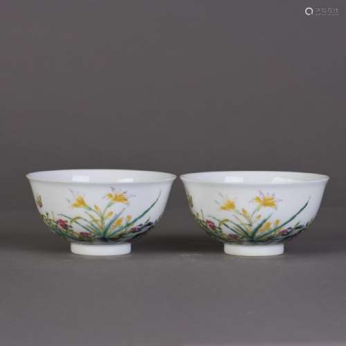 A PAIR OF FAMILLE ROSE IMPERIAL BOWLS