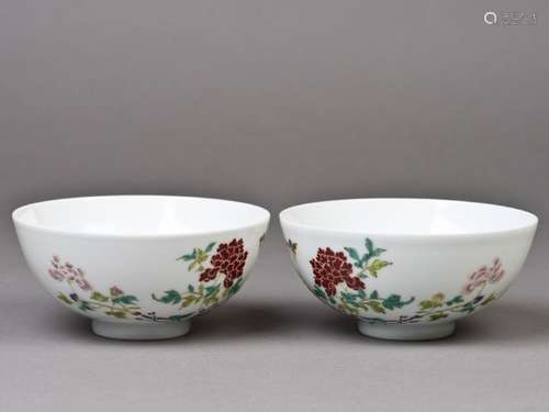 A PAIR OF FAMILLE ROSE PORCELAIN BOWLS