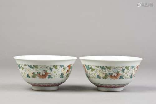 A PAIR OF SMALL FAMILLE ROSE PORCELAIN BOWLS OF FLORAL