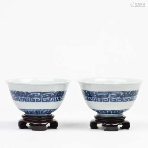 A PAIR OF BLUE AND WHITE BOWLS WITH STAND, 18TH CENTURY