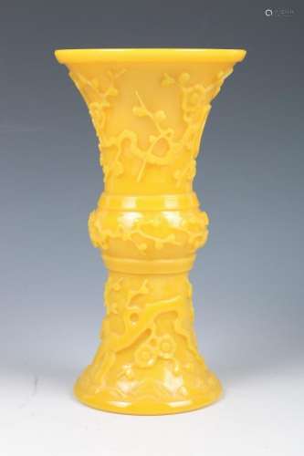 YELLOW PEIKING-GLASS VASE