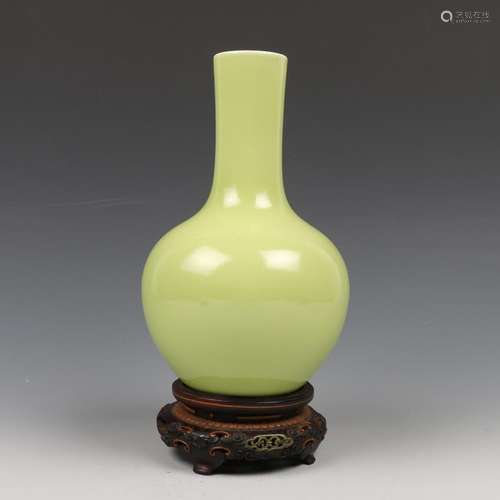 VERY RARE CHINESE LIME-GREEN VASE, YONGZHENG MARK