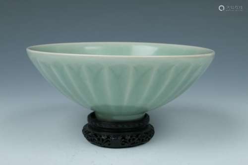 LONGQUAN CELEDON LOTUS  BOWL, SONG