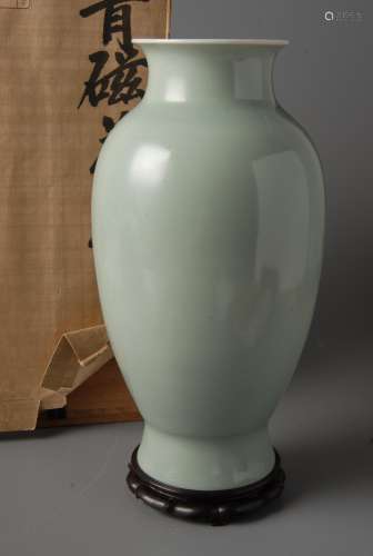 2-47-19 青瓷花瓶红木台