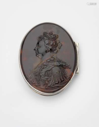 A queen anne / george i silver-mounted tortoiseshell snuff box oval with a