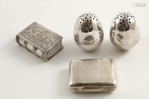 A small early 19th century chinese engraved snuff box