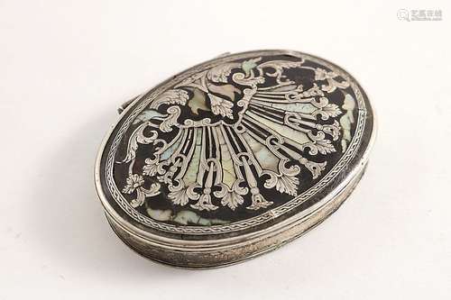 An early 18th century oval snuff box