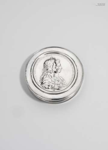A late 17th / early 18th century silver snuff box