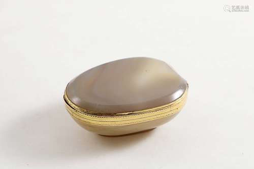 An early 19th century gold-mounted agate snuff box